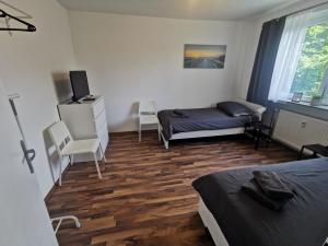 TV a/nebo společenská místnost v ubytování Cozy & Spacious Apartment with Balcony