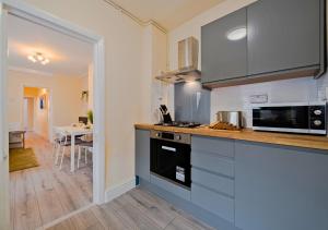 Köök või kööginurk majutusasutuses 2BR South London Home - Free Street Parking, WiFi, Garden, Perfect for Long Stays!