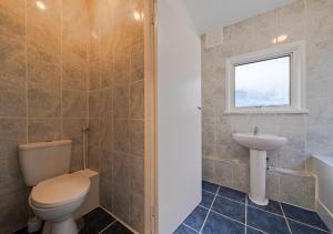 Vannituba majutusasutuses 2BR South London Home - Free Street Parking, WiFi, Garden, Perfect for Long Stays! +15 fotot