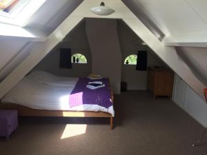a bedroom with a bed in a attic at Apartment Zus en Zo in Uffelte