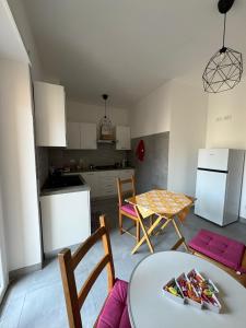 una cucina e una sala da pranzo con tavolo e sedie di Urban cosy rooms a Roma