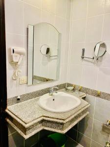 W łazience znajduje się umywalka i lustro. w obiekcie Apartment Sahl Hasheesh 1+1 w mieście Hurghada