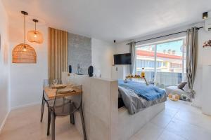 um quarto com uma cama, uma mesa e uma secretária em Sea view & spa suite: 3min beach em Fréjus