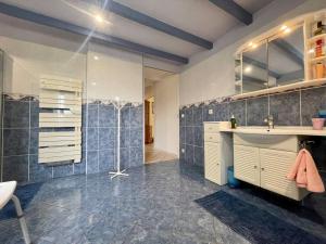 baño con lavabo y ducha con azulejos azules en Villa Anatole - parking privé - 900m Cité Médiévale, en Carcassonne 38 fotos más