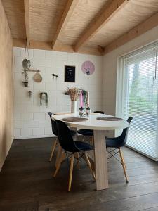 a dining room with a table and some chairs at De Appelhoeve in Terschuur