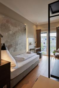 1 dormitorio con 1 cama grande y una gran pintura en la pared en Hotel Soho, en Landau in der Pfalz