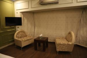 - un salon avec deux chaises et une table dans l'établissement Sunshine Guest House, à Rawalpindi