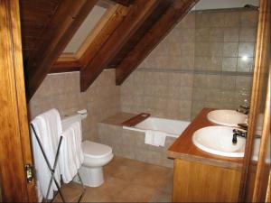 y baño con aseo, lavabo y bañera. en Casa Valle de Arán - Baqueira, en Tredós