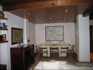 comedor con mesa y sillas en Casa Valle de Arán - Baqueira, en Tredós