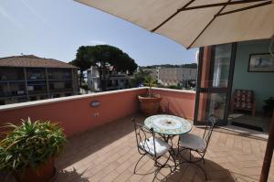 eine Terrasse mit einem Tisch und Stühlen auf dem Balkon in der Unterkunft Mistral Hotel in Marina di Campo