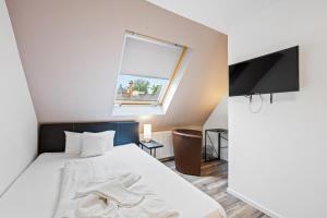 1 dormitorio con cama y ventana en Hotel Phoenix, en Berghausen