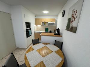 Kuchyň nebo kuchyňský kout v ubytování Appartement calme avec balcon, à 4km du centre, Parking, WI-FI, Netflix gratuit + 19 fotografií