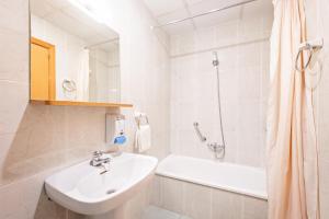 A bathroom at HOTEL LA PERLA