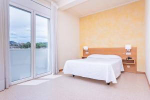 A bed or beds in a room at HOTEL LA PERLA