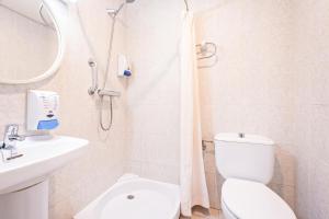 A bathroom at HOTEL LA PERLA