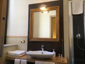 een badkamer met een wastafel en een spiegel bij BeBIGEA Siracusa in Siracusa
