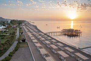 - un groupe de voitures garées à côté de l'océan au coucher du soleil dans l'établissement Mirage Park Resort-Ultra All Incl., à Kemer