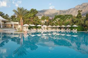Bazén v ubytování Mirage Park Resort-Ultra All Incl. nebo v jeho okolí