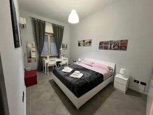 1 dormitorio con cama y escritorio en Centrocentro Casa Vacanze, en Avellino
