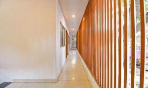 un corridoio di una casa con una parete in legno di FabHotel Sky Vista Inn a Pune