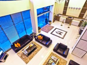 Megal Suites Hotel休息區
