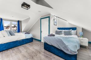 Cama ou camas em um quarto em Lush 4 Bed in Coventry - Sleeps 11