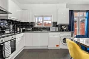A cozinha ou cozinha compacta de Lush 4 Bed in Coventry - Sleeps 11
