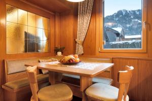 a dining room with a table with a bowl of fruit at Appartamento Cesa Wanker in Ortisei