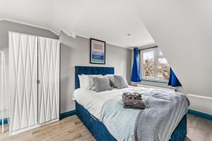 A bed or beds in a room at Accommodating 4 Bed in Coventry - Sleeps 9