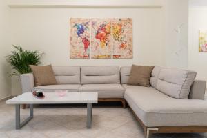 Bright home SKG في سلانيك: غرفة معيشة مع أريكة وطاولة