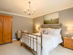 a bedroom with a bed and a chandelier at 1 Bed in Skegness 77586 in Croft