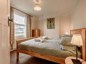 - une chambre avec un grand lit et une fenêtre dans l'établissement 3 Bed in Tenby FB063, à Tenby