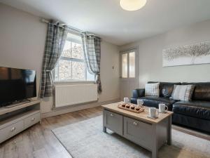 a living room with a couch and a tv at 2 Bed in Hamsterley 82620 in Cockfield