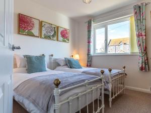 ブリクサムにある2 bed in Brixham 78185の窓のある寝室にベッドが2つある