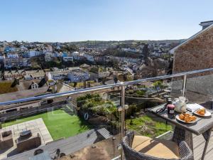 ブリクサムにある2 bed in Brixham 78185のバルコニー(テーブル、食べ物付) +10枚の写真