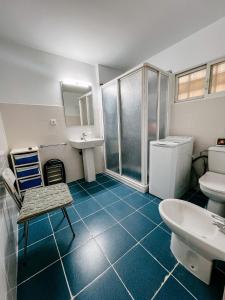 een badkamer met een toilet, een wastafel en een douche bij Casa La Platería in Córdoba