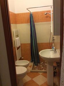 a bathroom with a toilet and a sink at Agriturismo Ca' Pisani in Porto Viro