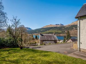 dom i droga z jeziorem i górami w obiekcie 1 Bed in Arrochar 82648 w mieście Arrochar