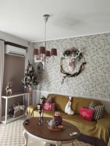 un soggiorno con un divano e un tavolo di 22 La Maisonette a Karpenision