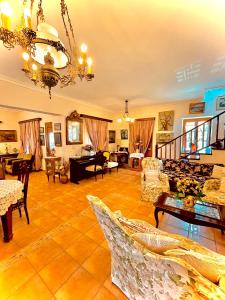 波羅斯的住宿－Odysseas ART Villa，大型客厅配有家具和吊灯