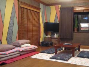 - un salon avec un canapé et une table dans l'établissement Minato Oasis Numazu / Vacation STAY 40715, à Numazu
