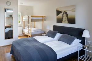 1 dormitorio con 1 cama y 1 litera en South Central Apartments, en Brautarholt