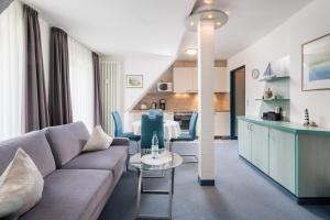ein Wohnzimmer mit einem Sofa und einem Tisch in der Unterkunft Gästehaus Gelsenkirchen in Norderney