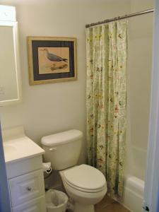 uma casa de banho com um WC e uma cortina de chuveiro em Centrally located between downtown Fort Lauderdale, Airport and the Beach em Fort Lauderdale