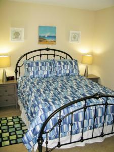 um quarto com uma cama azul e branca com 2 candeeiros em Centrally located between downtown Fort Lauderdale, Airport and the Beach em Fort Lauderdale