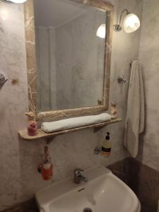 a bathroom with a sink and a mirror at Ξενώνας Φωτεινη in Ouranoupoli