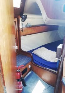 Bunk bed o mga bunk bed sa kuwarto sa Alojamiento en Velero Ilha Grande