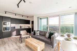 un soggiorno con divano e tavolo di High Rise Apartment in Acton a Londra