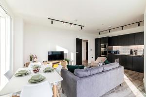 un soggiorno con divano e tavolo di High Rise Apartment in Acton a Londra