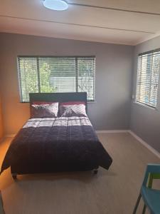 ケープタウンにあるThornton roomの窓のある部屋にベッドがある寝室